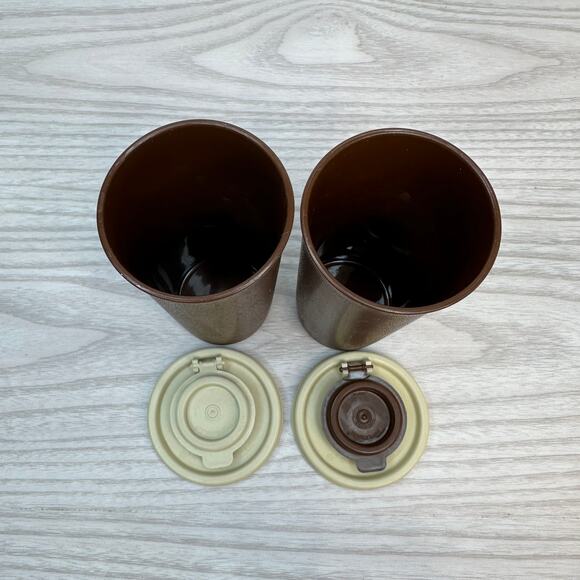 Vtg Tupperware Salt & Pepper Shaker Set 1329-12 w/ Flip Top Lid Brown & Almond - Picture 4 of 7